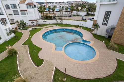 uma vista superior de uma piscina num quintal em Moderne appart résidence privée em Tânger