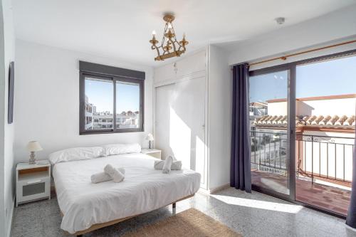 ネルハにあるBahia 49 Apartments Casasolの白いベッドルーム(ベッド1台、大きな窓付)