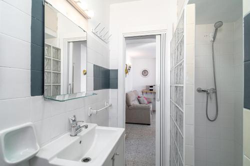 ネルハにあるBahia 49 Apartments Casasolの白いバスルーム(シンク、シャワー付)