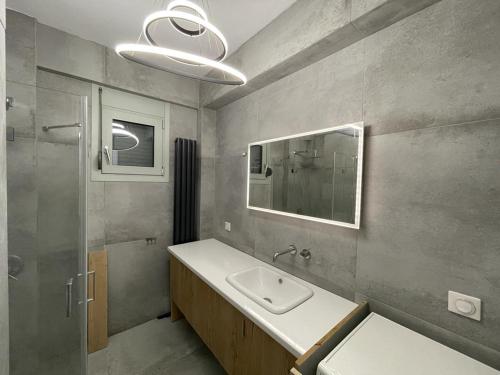 een badkamer met een wastafel en een spiegel bij Sounion Green Retreat in Sounio