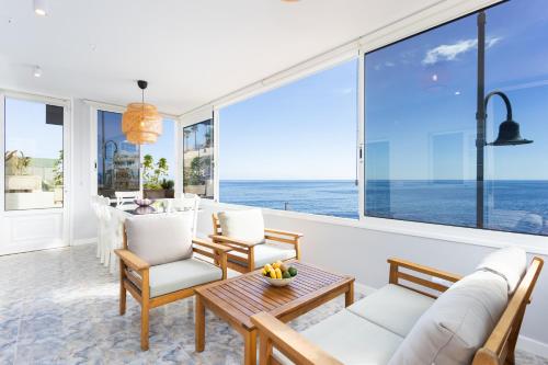 Home2Book Stunning Beachfront House With Sea Views