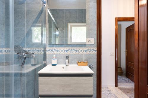Ένα μπάνιο στο Home2Book Stunning Beachfront House With Sea Views