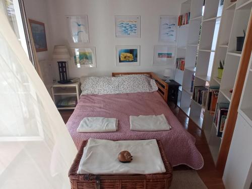 um quarto com uma cama com duas almofadas em Air Zagrebart Studio Apartment em Zagreb