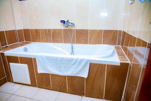 La salle de bains est pourvue d'une baignoire et d'une serviette. dans l'établissement RESIDENCE BELMANN, à Douala