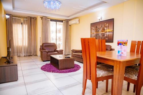 een woonkamer met een tafel en een eetkamer bij RESIDENCE BELMANN in Douala