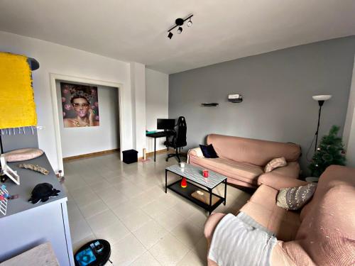 uma sala de estar com um sofá e uma mesa em Amanecer Isleño Habitaciones em Arrecife