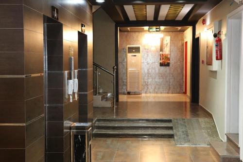 pasillo con ducha y escalera en un edificio en Yanbu Inn Residential Suites, en Yanbu