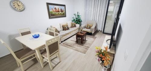 una pequeña sala de estar con mesa y sofá en Dajti Mountain View, en Tirana