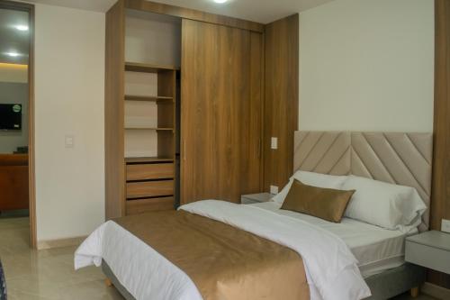 布卡拉曼加的住宿－Mar Apartamentos，一间卧室配有一张大床和一个衣柜