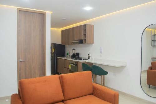 een woonkamer met een bank en een keuken bij Mar Apartamentos in Bucaramanga