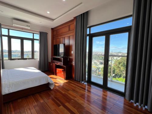 Postel nebo postele na pokoji v ubytování Đoàn Gia Luxury House