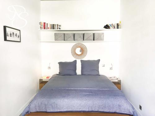 ein Schlafzimmer mit einem Bett mit einer blauen Decke in der Unterkunft Best Place for Palais & Beach in Cannes