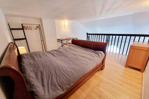 une chambre avec un lit dans une pièce dans l'établissement Duplex Cosy - Toulouse, à Toulouse
