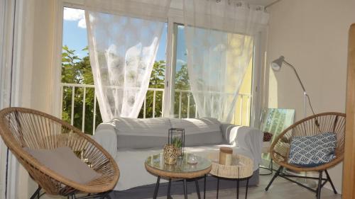 - un salon avec un canapé et des fauteuils blancs ainsi qu'une fenêtre dans l'établissement Charmant T2, cabine, parking, Les Balcons de la Méditerranée, Narbonne Plage, à Narbonne-Plage
