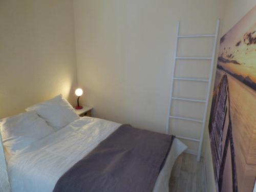 une chambre avec un lit et une étagère dans l'établissement Charmant T2, cabine, parking, Les Balcons de la Méditerranée, Narbonne Plage, à Narbonne-Plage