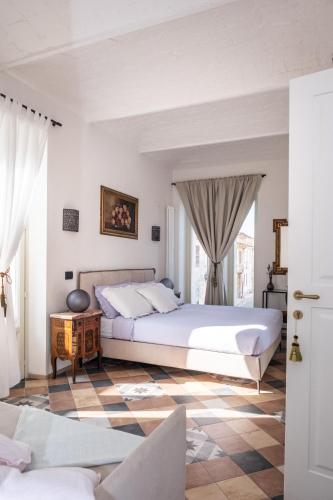 a bedroom with two beds and a table at Casa Verrua in Scurzolengo