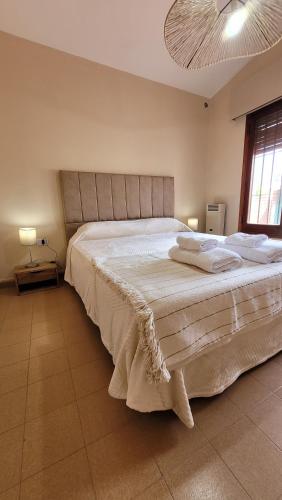1 dormitorio con 1 cama grande y cabecero grande en Casa Villa del Dique en Villa del Dique