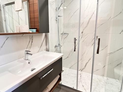 une salle de bain avec lavabo et douche dans l'établissement Aren Suites, à Istanbul