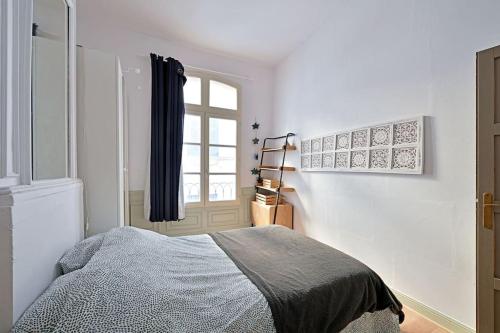um quarto com uma cama e uma janela em Au cœur d'Avignon - 2 mins du Palais - Terrasse isolée em Avignon
