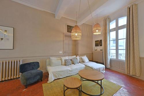 un salon avec un canapé et une table dans l'établissement Au cœur d'Avignon - 2 mins du Palais - Terrasse isolée, à Avignon