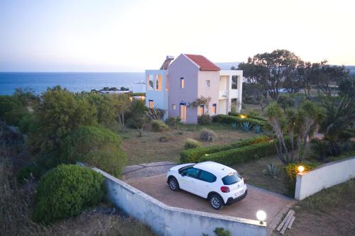 un coche blanco estacionado frente a una casa en Edem Paradise, en Plimmiri