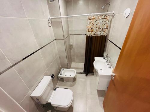 a bathroom with two toilets and a sink and a shower at Five Moderno Depto. Ciudad de las Esculturas in Resistencia