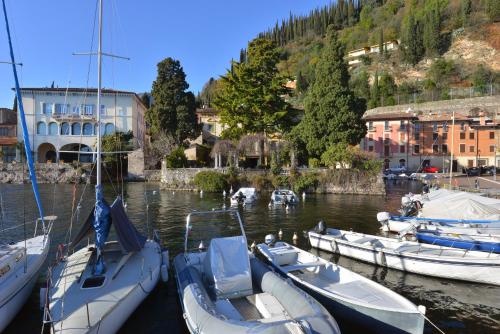 a group of boats are docked in a harbor at Al Segnavento Fasanella in Toscolano Maderno