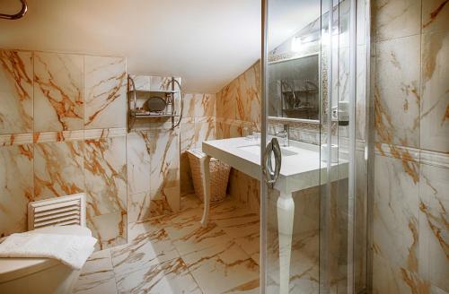 A bathroom at Romance Beach Hotel