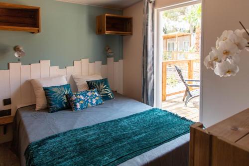 - une chambre avec un lit doté d'une tête de lit blanche dans l'établissement Camping L'Oasis et California, au Barcarès