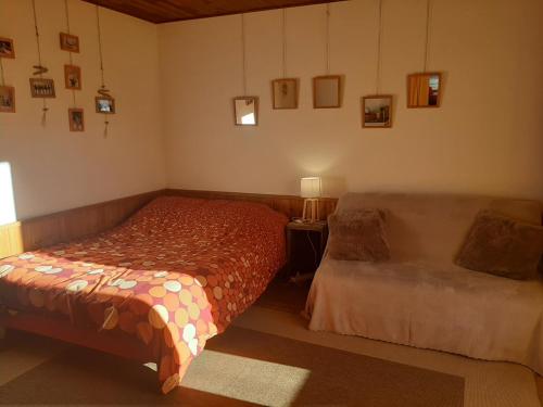 1 dormitorio con cama y sofá en Studio sympa avec terrasse , maxi 4 pers.Briançon, en Briançon