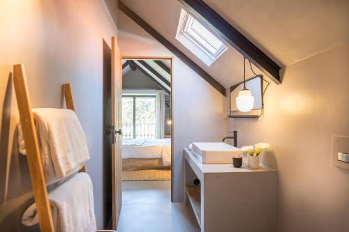 een badkamer met een wastafel en een slaapkamer bij Villa Victoria - Cascais in Cascais