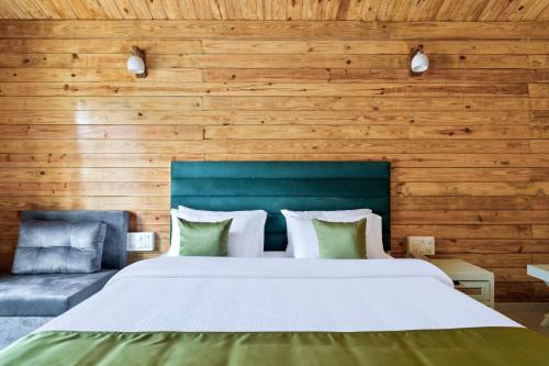 En eller flere senger på et rom på Stone Wood Jungle Resort, Dandeli