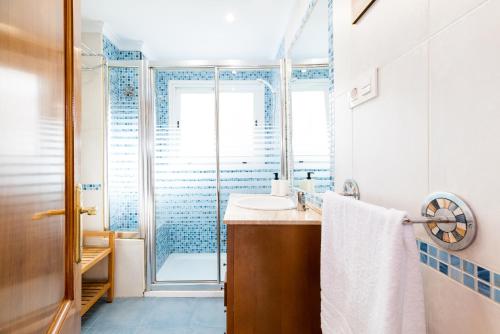 a bathroom with a sink and a shower at Piso junto a Parque de las Ciencias en Granada in Granada