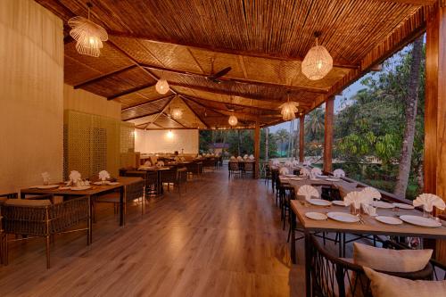 Restoran või mõni muu söögikoht majutusasutuses Stone Wood Premier Dandeli