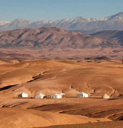 ein kleines Dorf mitten in der Wüste in der Unterkunft agafay quad marrakech in Guertsdar