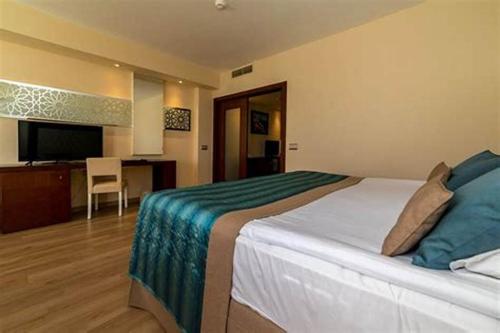 a hotel room with a bed and a television at HOTEL VIP 46 SSQS in Bagua Grande