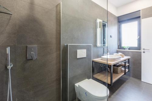 Bilik mandi di Villa Stefany