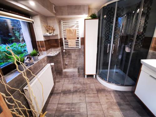 y baño con ducha, lavabo y bañera. en Apartament Aldi en Bielsko-Biala