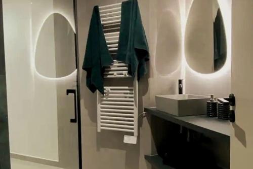 ein Bad mit einem Waschbecken und 2 Spiegeln in der Unterkunft Superbe Appartement avec Clim/Terrasse/Parking in Montpellier