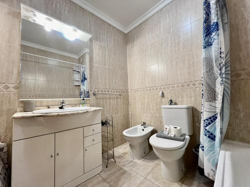 uma casa de banho com um WC, um lavatório e um chuveiro em Albufeira Vintage Apartment With Pool by Homing em Albufeira