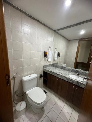 HOTEL condomínio EDIFÍCIO COMFORT TAGUATINGA FLAT في تاغاتينغا: حمام مع مرحاض ومغسلة