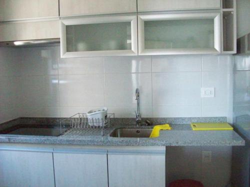 a kitchen counter with a sink and a yellow sponge at Jardin del Mar in Coquimbo