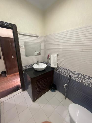 a bathroom with a sink and a toilet at Hotel Crescent in Tahkāl Pāyān