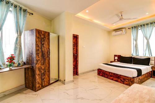 una camera con un letto di The Hastings Club a Calcutta
