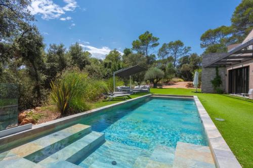 une piscine dans la cour d'une maison dans l'établissement Grand Appartement Valeriane, à Trans-en-Provence