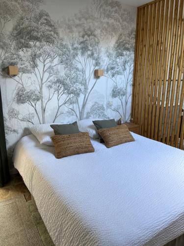 - un lit avec 2 oreillers dans une chambre dans l'établissement Le Domaine du Sillon, à Mont-Dol
