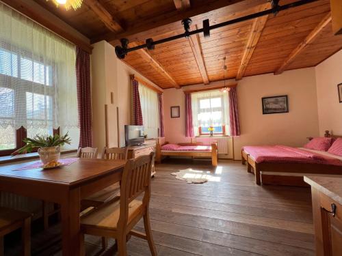- un salon avec une table et une salle à manger dans l'établissement Penzion Stanský Mlýn, à Hlinsko