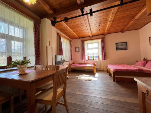 een woonkamer met een tafel en een eetkamer bij Penzion Stanský Mlýn in Hlinsko