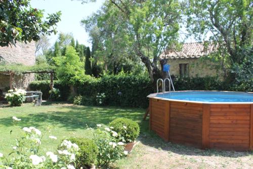 a hot tub in the yard of a garden at Casa Demo in Fighine