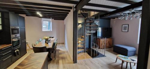 une cuisine et un salon avec une table et une salle à manger dans l'établissement Bleautiful Joséphine - Maison de ville avec jardin, à Fontainebleau